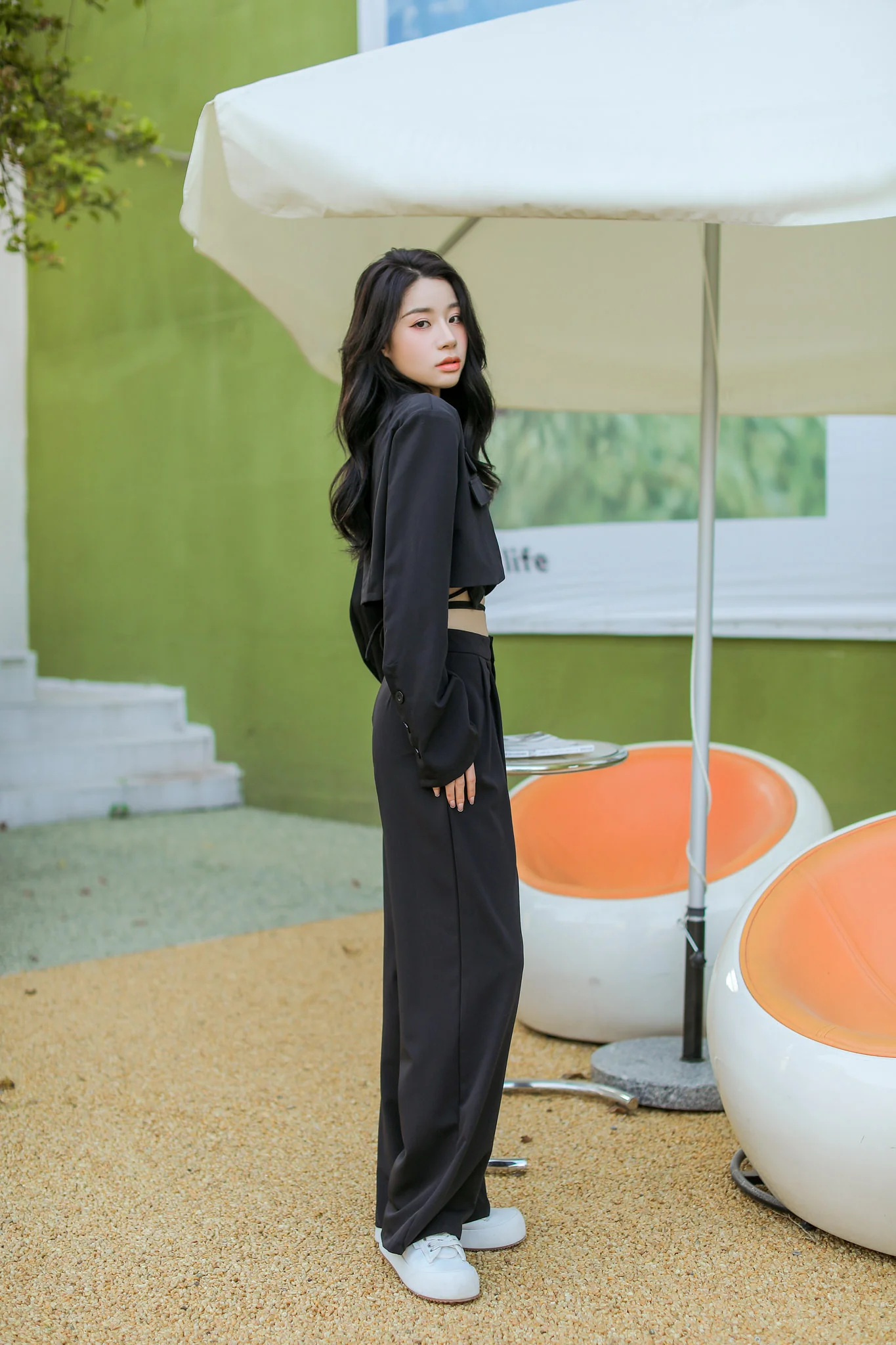 Slim Cropped Blazer with Rounded Hem Two-Piece Suit Set - Image 12