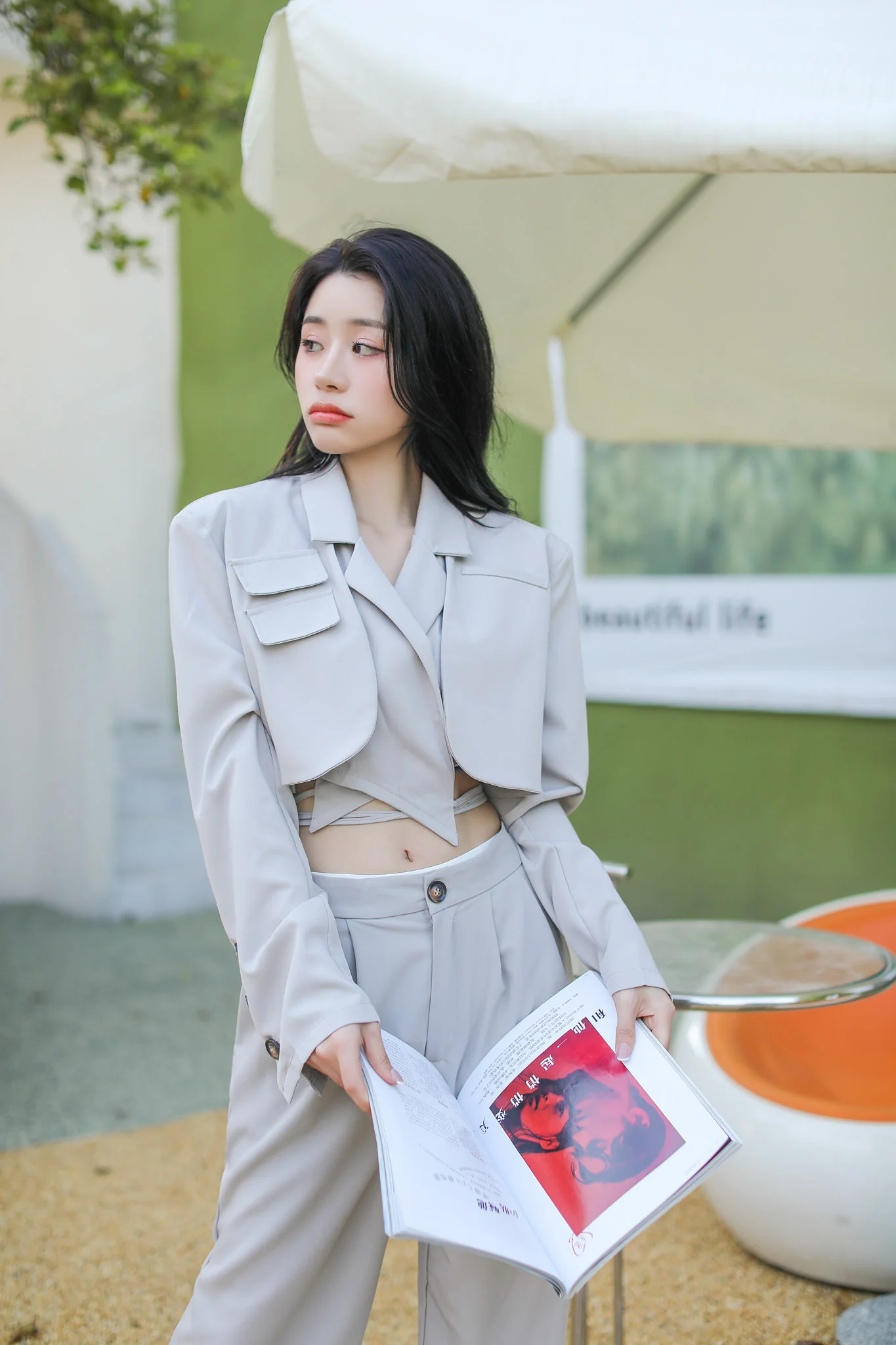 Slim Cropped Blazer with Rounded Hem Two-Piece Suit Set - Image 17