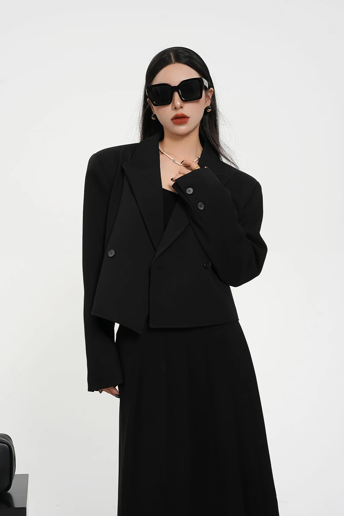 Structured Shoulder Double-Breasted Cropped Blazer - Image 3