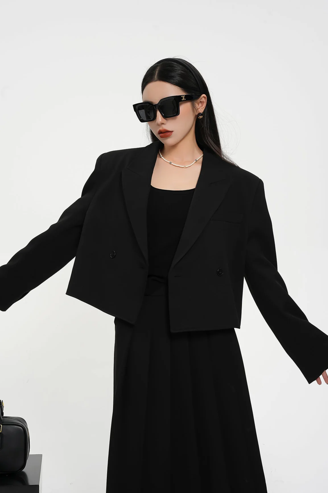 Structured Shoulder Double-Breasted Cropped Blazer - Image 4