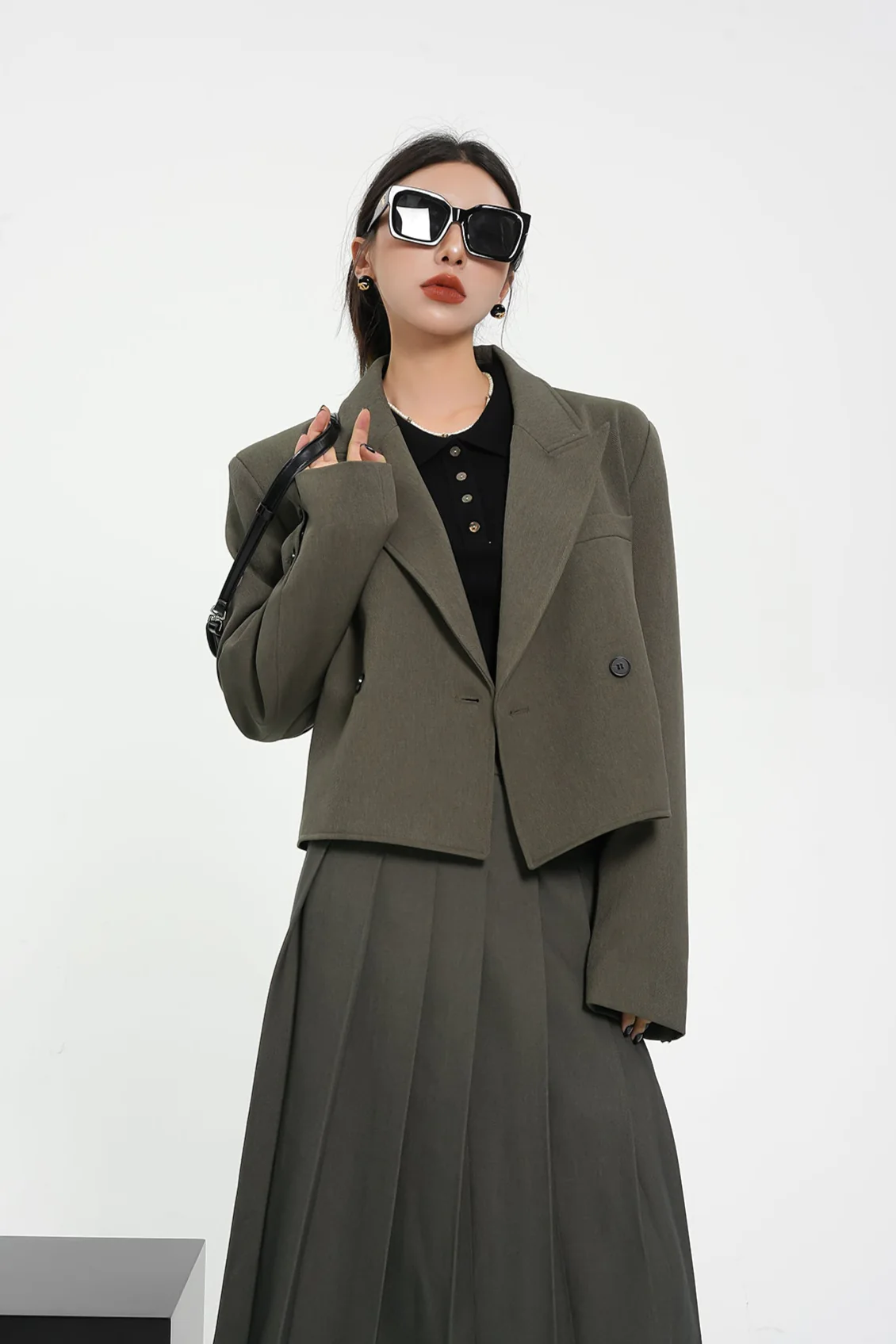 Structured Shoulder Double-Breasted Cropped Blazer - Image 9